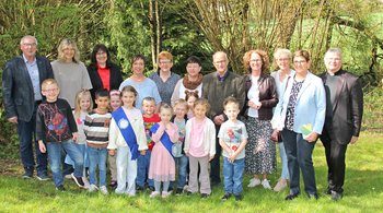 Gruppenbild mit den Förderern und Verantwortlichen der Kita sowie dem Kinderbürgermeister-Team 