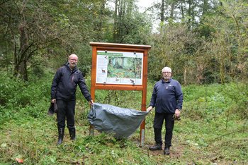 Der Diplom-Biologe Michael Keller enthüllt gemeinsam mit Bernd Stephan, Naturschutzbeauftragter in Gronig, die neue Infotafel.