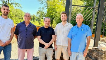 Vor der Visualisierung des Tempels im Wareswald stehen Bürgermeister Andreas Maldener, Grabungsleiter Dr. Klaus-Peter Henz, Geschäftsführer der Terrex Christian Kaster, 1. Kreisbeigeordneter Denis Meisberger und Landrat Udo Recktenwald